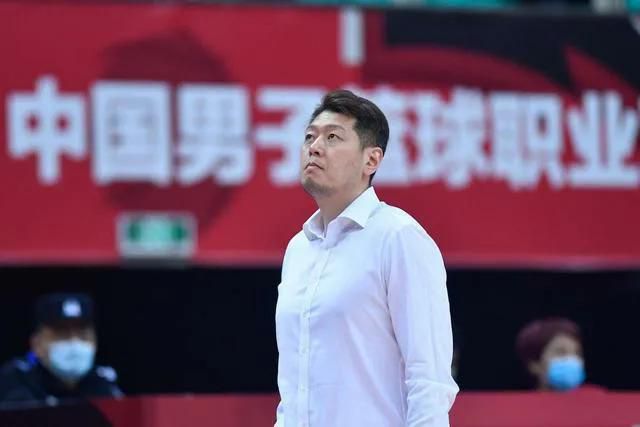 黎漾在脑海里酝酿了一遍内容，整理着情绪，季子琪看时间差不多，便拿着小喇叭喊道，所有工作人员做好准备。